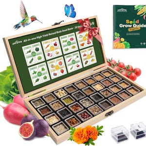 Puede incluir: Un banco de semillas de madera con 32 variedades, una guía de cultivo de semillas verde y productos frescos. El banco de semillas tiene una parte superior verde estilo pizarra con ilustraciones de semillas. También hay un colibrí y una mariposa.