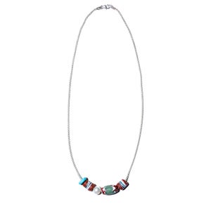 Puede incluir: Un collar de cadena plateada con un grupo de cuentas coloridas. Las cuentas incluyen rayas rojas y blancas, turquesas y cuentas verdes de forma ovalada, junto con una pequeña perla blanca. El collar se muestra sobre un fondo blanco.