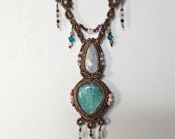 Collar de macramé hecho a mano con amazonita y piedra luna arcoíris.