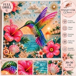 Puede incluir: Un kit de pintura de diamantes cuadrado que muestra un colibrí multicolor vibrante volando sobre una escena de playa tropical con flores de hibisco rosas, conchas marinas y un atardecer. La obra incluye etiquetas de texto y mide 30x30 cm.