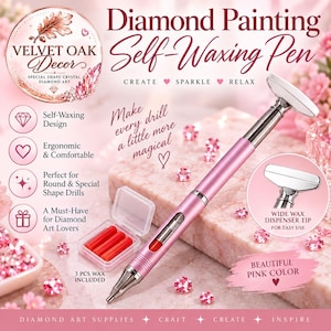 Peut inclure: Un stylo auto-cirant rose pour peinture diamant avec une large pointe distributrice de cire, un boîtier en plastique transparent contenant trois morceaux de cire rouge, et du texte incluant Diamond Painting Self-Waxing Pen et Make every drill a little more magical.