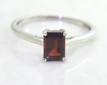 Sterling Silver Garnet Solitaire Ring – Size US 7 3/4 UK P, 7x5mm