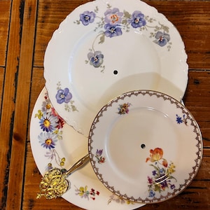 3 Tier Cake Stand, Vintage Mismatched Floral Tiered Plates, Bridgerton Dessert Stand, Serving Tray