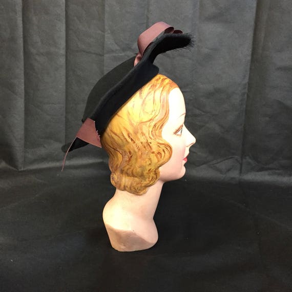 1940s vagabond tilt hat with ostrich trim - image 3