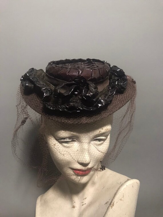 REFINED 1940s\' BLACK CORDE/FELT TILT HAT WITH FLAT CROWN, BACK CAP  & VEILING Black Wool Felt Tilt Hat - 1940s Vintage Style With  main image 4