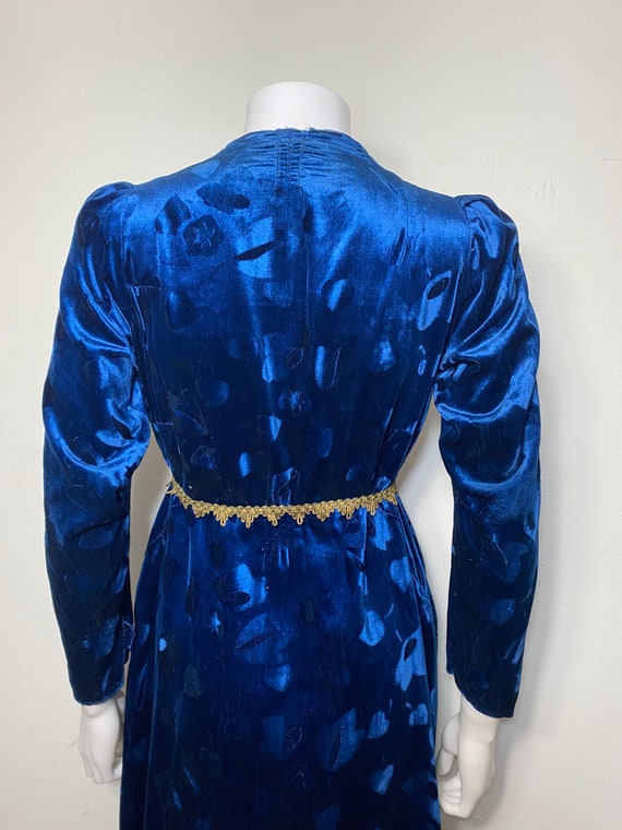 1930s dress in blue figured velvet - image 3