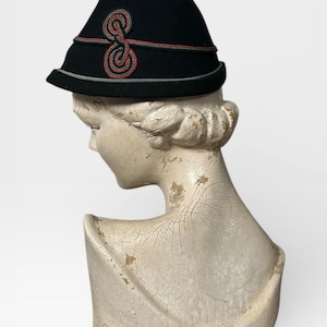 Chapeau de style tyrolien des années 30 en feutre noir avec galon vert et rouge