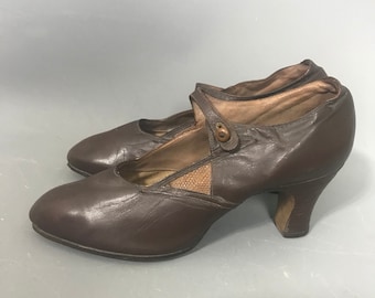 Zapatos de los años 20, Mary Janes de cuero color topo