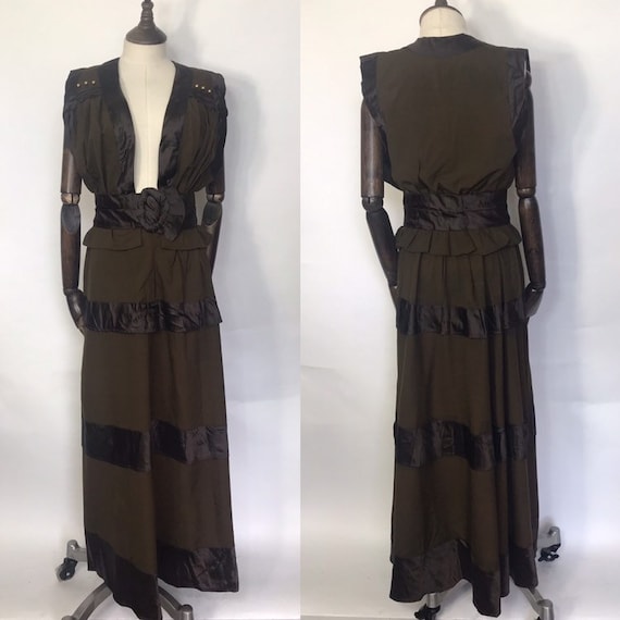 1910s dress in the pinnafore style