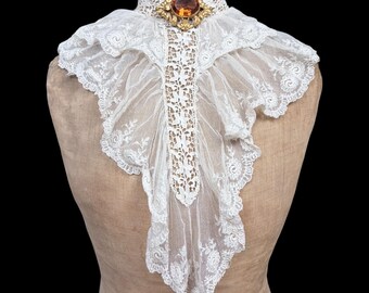 Cuello de encaje antiguo, jabot, finales del siglo XIX / principios del siglo XX.
