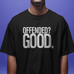 以下が含まれることがあります： 「OFFENDED？GOOD」というテキストが白い大文字でプリントされた黒いTシャツ。右下には「JOKES」という文字が入った小さな黄色の円があります。このTシャツは半袖です。