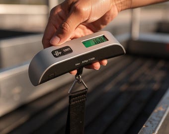 Balanza digital portátil de viaje de 50 kg para maletas, comprobador de peso, dispositivo de mano para equipaje, accesorios esenciales para empacar