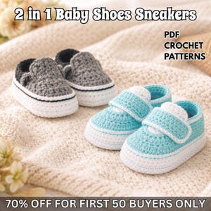 Puede incluir: Se muestran dos pares de zapatillas de bebé de ganchillo. Un par es gris con detalles en blanco y negro, y el otro es azul claro con detalles en blanco. El texto "2 in 1 Baby Shoes Sneakers" y "PDF CROCHET PATTERNS" son visibles.