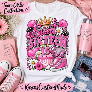 Puede incluir: Una camiseta blanca con un gráfico colorido que incluye el texto Sweet SIXTEEN 16, una corona dorada, globos rosas, un pastel de cumpleaños, margaritas, una bola de discoteca y un par de zapatillas altas rosas con corazones decorativos.