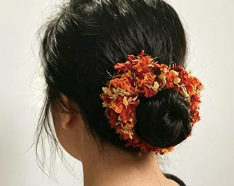 Handgemaakte haarelastiekjes: pluizige oranjegeelbruine scrunchie voor herfst en zomer