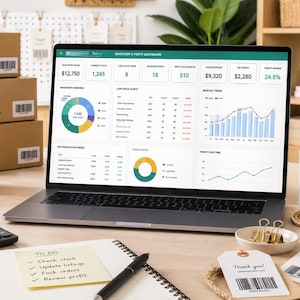 Puede incluir: Una computadora portátil muestra un panel de control de inventario y ganancias con gráficos y datos. Un bloc de notas con una lista de "Tareas", una calculadora y una taza de café están en el escritorio. También hay cajas de envío, etiquetas y un bolígrafo.