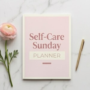 Może przedstawiać: Różowy planer "Self-Care Sunday" ze złotym długopisem i różowym kwiatem na białej marmurowej powierzchni. Na okładce planera widnieje napis "Self-Care Sunday PLANNER".