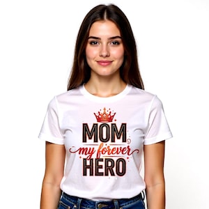 Peut inclure: T-shirt blanc avec l'inscription "MOM my forever HERO" en noir et rouge, surmontée d'une couronne rouge et or. Le t-shirt à manches courtes est porté par une personne.