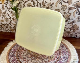 Pojemnik na kanapki Tupperware 311-4 w stylu vintage, pastelowy zielony pojemnik z awokado i pokrywką, przybory kuchenne z lat 70.