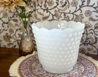 Cuenco de vidrio opalino vintage Fire King Hobnail con borde festoneado, maceta blanca Anchor Hocking, decoración de mediados de siglo