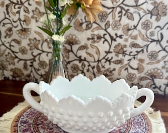 Bol de vidrio opalino vintage con relieve y asas, estilo Fenton, color blanco, bombonera, decoración cottagecore.