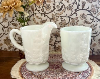 Vintage Westmoreland melkglas melkkan en suikerpot set druivenpatroon sokkel halverwege de eeuw boerderij decor