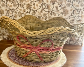 Cesta de mimbre vintage con lazo rosa, cesta de almacenamiento rústica estilo cottagecore, decoración de granja tejida a mano