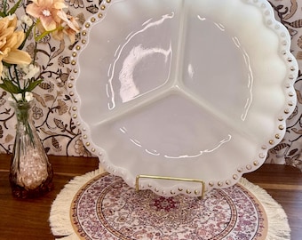 Fuente de servir dividida de vidrio opalino vintage – Bandeja con borde dorado con relieve – Bandeja para aperitivos de 3 secciones – Decoración rústica y campestre
