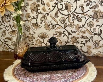 Vintage Avon Cape Cod Ruby Rot Bedeckte Butterdose mit Deckel & Original Box | 1876 Cape Cod Kollektion Pressglas