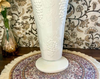 Jarrón de cristal opalino con pie, diseño de uva cosecha, de la colección Vintage Indiana Glass Colony / Jarrón blanco de 19,7 cm / Decoración rústica de estilo campestre