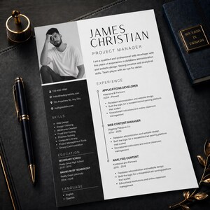 Könnte beinhalten: Ein schwarz-weiß Lebenslauf für James Christian, Projektmanager, mit Foto, Kontaktdaten, Fähigkeiten, Ausbildung und Erfahrung. Der Lebenslauf liegt auf einer dunklen Oberfläche mit einem Stift, einem kleinen Notizbuch und einem dekorativen Gegenstand.