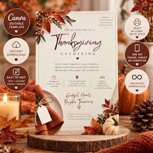Könnte beinhalten: Eine Einladungsvorlage für ein Thanksgiving-Treffen mit cremefarbenem Hintergrund, dunkelbraunem Text, herbstlichen Blattillustrationen, einem weißen Teller mit einer rostorangen Serviette und einem kleinen weißen Kürbis.