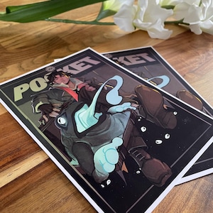 Op de afbeelding: Een rechthoekige kunstdruk met een donkerharig personage in een jas, zittend achter een groot, donker, getextureerd wezen met lichtblauwe accenten en een lange tong. Het woord POCKET staat in grote letters bovenaan de afbeelding gedrukt.