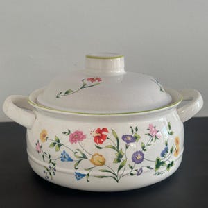 Vintage Floral Enamelware Dutch Oven with Lid – Retro White Enamel Soup Pot with Wildflower Design & Signature – Cottagecore Kitchen Decor