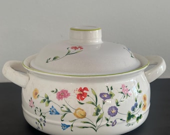 Vintage Floral Enamelware Dutch Oven with Lid – Retro White Enamel Soup Pot with Wildflower Design & Signature – Cottagecore Kitchen Decor