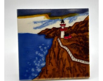 Azulejo decorativo de parede em cerâmica com farol vintage, cores vibrantes, 10x10 cm.