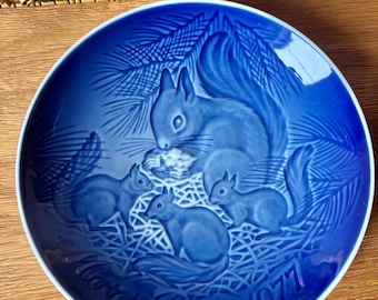 Plato de colección del Día de la Madre de Bing & Grondahl, 1977 - Familia de ardillas - Porcelana danesa
