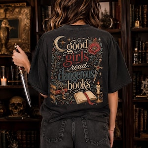 「Good Girls Read Dangerous Books」Tシャツ、ダークアカデミアTシャツ、ブックグラフィックTシャツ、ゴシックリーダーTシャツ、ファンタジーブックラバーTシャツ、コンフォートカラーズ