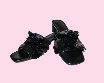 tacones adornados en ónix