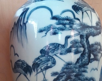 Grande vaso antico cinese blu e bianco decorato con gru e pini