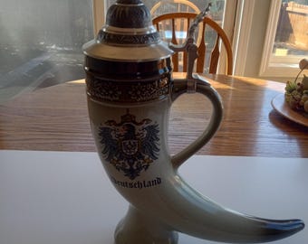Jarra de cerveza alemana King Werk con tapa de peltre en forma de cuerno, Alemania, como nueva, sin desconchones.