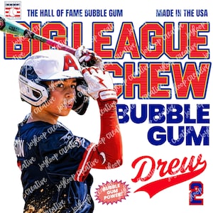 Peut inclure: Image d'un joueur de baseball en uniforme bleu marine, casque blanc avec un "A" rouge et une manche rouge, tenant une batte. Le texte indique "BIG LEAGUE CHEW BUBBLE GUM" et "DREW 2".