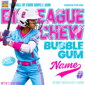 Può includere: Una giocatrice di softball indossa un'uniforme azzurra con dettagli rosa, un casco bianco con il numero 2 e guanti a stelle, tenendo una mazza nera. Lo sfondo presenta il marchio Big League Chew e del testo.