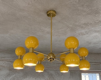 Lustre Sputnik de meados do século XX, em latão e com detalhes em amarelo, luminária pendente de teto estilo italiano moderno.