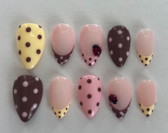 Uñas postizas con estampado de mariquitas y lunares