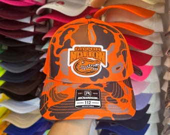 Gorra ajustable Gator Nation Richardson 112 color naranja brillante con estampado de camuflaje.