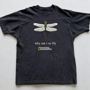 ナショナルジオグラフィック「なぜ私はこんなにイケてるの？」トンボのユニセックスTシャツ