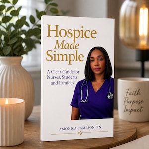Może przedstawiać: Książka zatytułowana "Hospice Made Simple" z kobietą w fioletowej bluzie i stetoskopem na okładce. Książka leży na drewnianej tacy ze świecą, wazonem z zielenią i kubkiem z napisem "Faith Purpose Impact".
