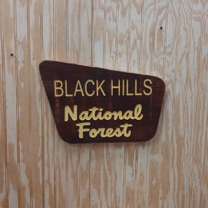 Bosque nacional Black Hills/Rústico/Tallado/Letrero de madera/Cabaña/Decoración/Hogar/Wyoming/Dakota del Sur