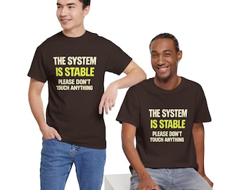 Systemet är stabilt t-shirt | Programmerare humor t-shirt, DevOps-gåva